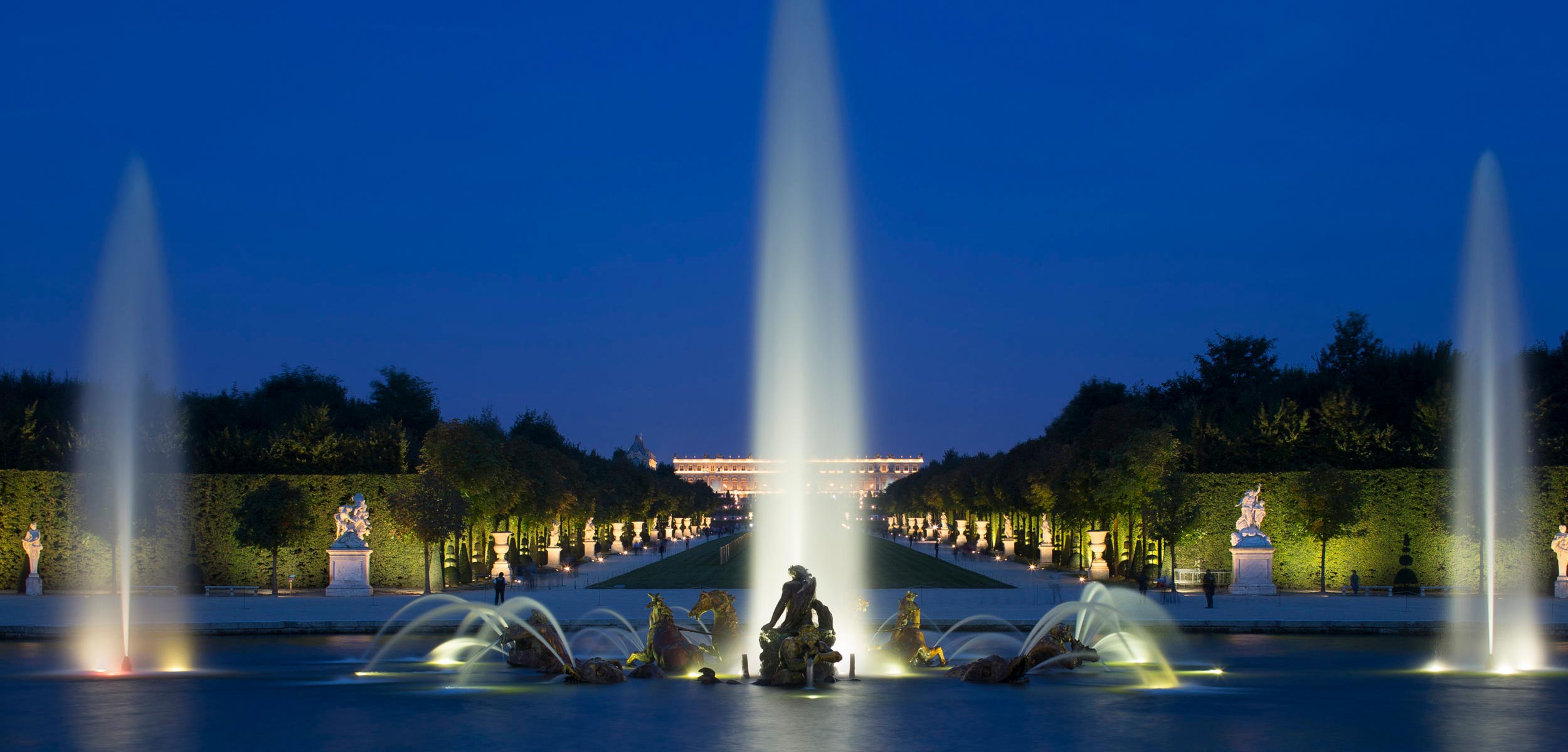 Grandes eaux nocturnes du château de Versailles, mise en lumière par LEA