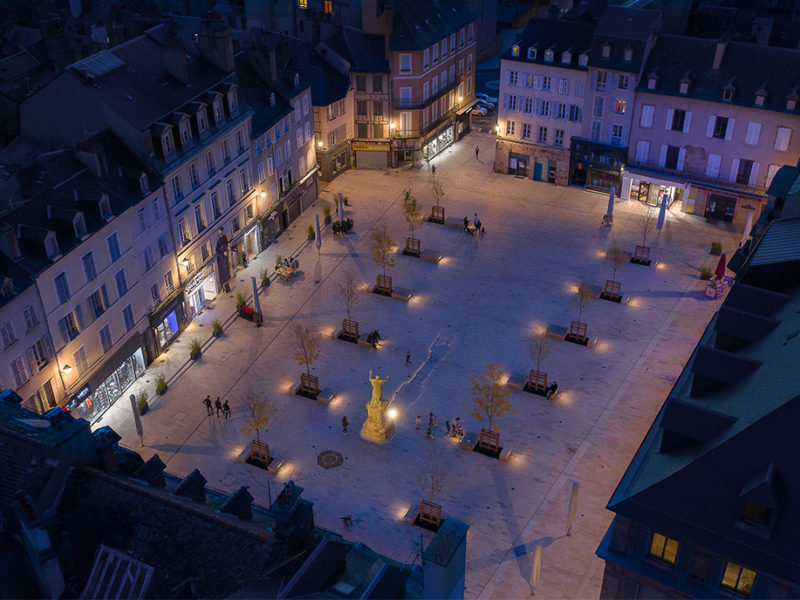Mise en lumière de la place de la cité à Rodez - Les Eclairagistes Associés