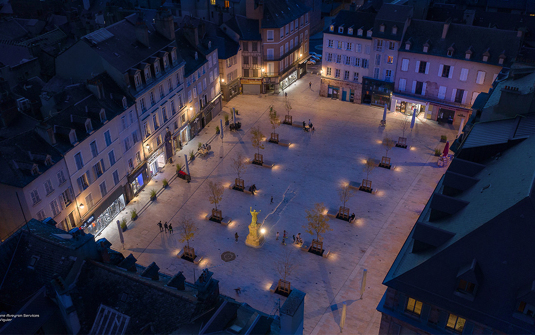 Mise en lumière de la place de la cité à Rodez - Les Eclairagistes Associés